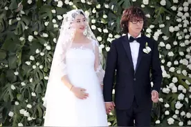 《甄嬛传》眉庄姐姐挺孕肚大婚，导演郑晓龙证婚称：不是温太医图片