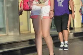 街拍：成都步行街时尚美女穿着轻盈，后背透清凉图片