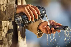 手机不慎掉进水里，怎样处理最保险？图片