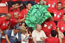 河南球迷拿乌龟嘲讽国安，御林军球迷被迫脱球衣图片