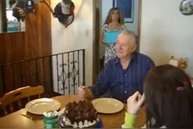 孙女送给爷爷一份生日礼物，爷爷知道是小狗后的反应太可爱了！图片