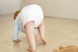 孩子踮着脚尖走路不是在学芭蕾，而是...图片