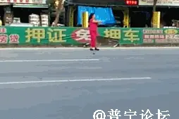 伙呆！池尾马路红衣大妈大跳广场舞，司机被吓得不轻图片