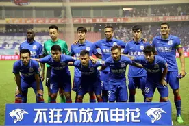 申花战胜上港，你死我活的较量，登巴巴重伤离场图片