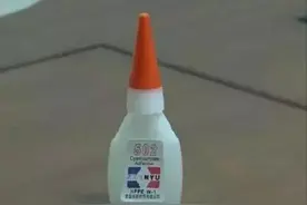 女子用502胶水补鞋，胶水居然溅到眼睛里！图片