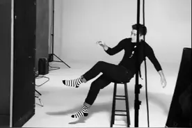 贾乃亮晒自己拍内裤广告现场 斑马袜子抢眼  内衣裤成配角图片