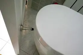 门吸被门带跑给墙留个窟窿，这怪施工队还是开发商？图片