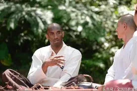 科比和韦德对中国是真爱呐！科比披道袍修行韦德造访少林寺学拳图片