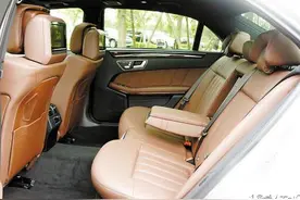 就你不知道？99%司机都知道汽车后排中间为什么突起图片