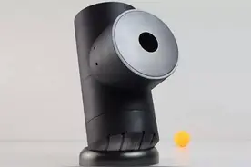 一个人打不了乒乓球？安上这个机器，玩着玩着水平就高了~图片