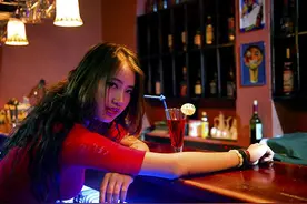男子酒吧喝完酒没钱付帐，老板竟因他的一席话而永久免单图片