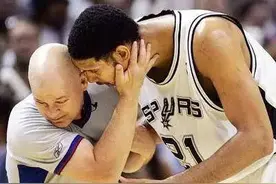 NBA赛场上的裁判，也是一道风景图片