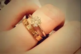 婚礼上交换的是对戒 但订婚钻戒是我最爱 大婚能戴两枚戒指吗？图片