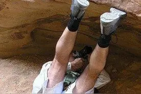 史上最逗逼的摄影师户外拍照姿势！最后一张那才叫敬业！不服来战图片