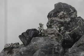 另类水景  洞里蹲着俩骷髅。。图片
