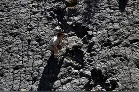 男子旅游中看到巨大的脚印，经考古学家鉴定后是恐龙留下来的！图片