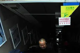 乌鲁木齐友好地下通道扶梯变“楼梯”  爬得人累啊图片