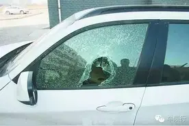 车钥匙被锁车里，究竟砸哪块玻璃好？图片