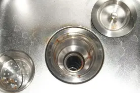 刚买一年的不锈钢水槽竟然生锈了？这样做瞬间变干净！图片