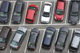 乌鲁木齐站：停车15分钟内免收停车费图片