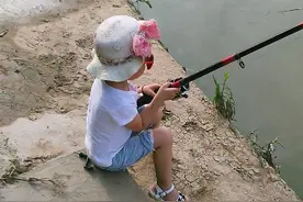 带美女徒弟了，钓鱼从娃娃做起！图片