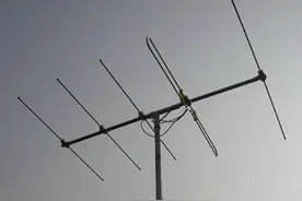 边转天线边问姐姐，效果怎样？童年的黑白电视图片