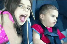 姐姐做了这个表情后，被弟弟一记重拳打在脸上！图片