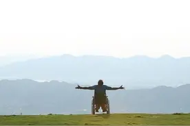 坐轮椅开车不算事儿  这位牛人坐轮椅开飞机图片