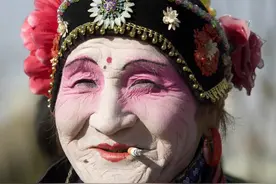 镜头中抽烟的中国人图片