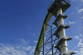 10岁男孩玩全球最高水滑梯酿悲剧图片