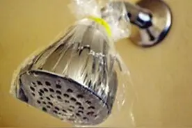 洗个澡花洒稀稀拉拉流了半小时水，老婆用一杯醋就搞定了！图片