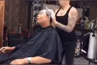 GIF图：理发师剪头发嗨皮之后图片