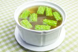 孕期食谱 苦瓜黄豆排骨汤图片