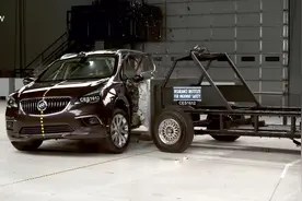 不要再问我别克昂科威到底安全不安全了，看完碰撞测试你就知道了视频封面