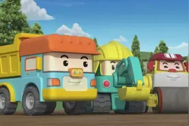 变形警车：路上行走的人是哪位小朋友，来打声招呼哈