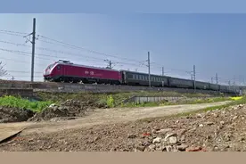 沪渝间最快普通列车Z257/8次快速经过，全程约19个半小时视频封面