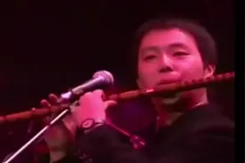 随性！网友偶遇窦唯骑电瓶车载人，后座上是窦靖童？视频封面