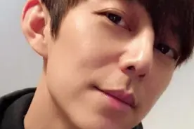 何炅全家福照曝光，“不老男神”何炅家族的基因真强大！视频封面