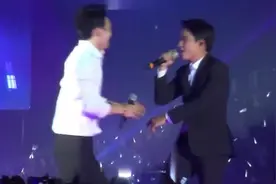 第一次看都暻秀这样子跳舞 这孩子在放飞自我