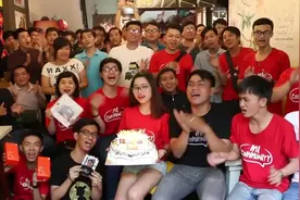 世界各地米粉庆祝小米8岁生日，全球共唱生日歌，好感人！视频封面