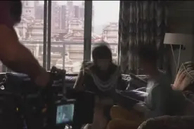 王凯王子文拍戏花絮，王凯怕痒，不停笑场！kkw的笑点真低啊视频封面