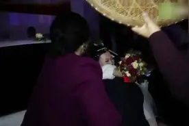 江西上饶鄱阳屯子娶亲视频：这般的新娘入门风俗有见过吗？视频封面