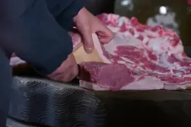 儿子在切肉，老爷子来了一脚，笑喷了，哈哈视频封面