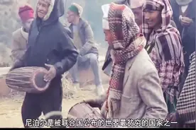 在尼泊尔乡村，大多数女人露天洗澡，似乎是这里的一种生活习惯！视频封面