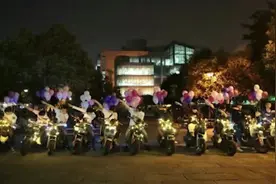 高校男生召集好友骑12辆电驴营造氛围 向心爱女友表白