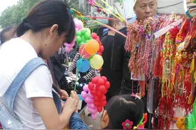 端午节购香囊买五色线希望带来一年的好运图片