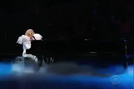 「格莱美」惊艳！Lady Gaga献唱Your Song全场观众起立鼓掌欢呼！视频封面