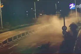 男子醉驾狂飙翻车  路人联手抬车救人视频封面