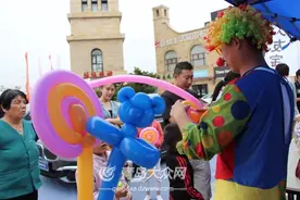 气球装点西海岸车房展 小丑表演欢乐多图片