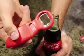 只能用开瓶器开可乐？外国牛人展示10种不同的开瓶方法，长见识了